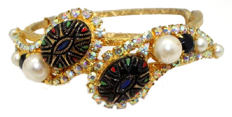 Front view of Black (jet) Cabochons Pearl Bracelet Clamper
