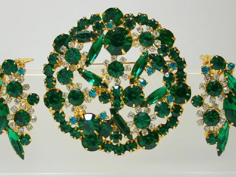 Front view of Green Navettes Earrings Clip