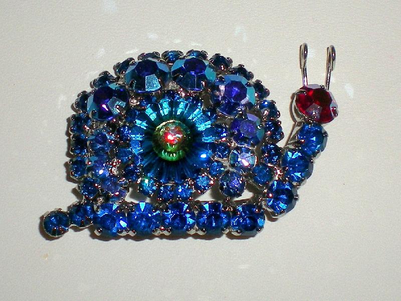 Front view of Blue Chatons Only Rivoli/Margarita Brooch