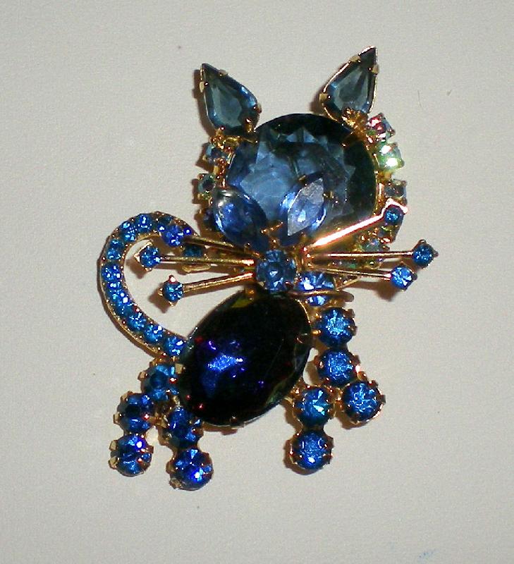 Front view of Blue Oval Multi-Color/Shaded Brooch