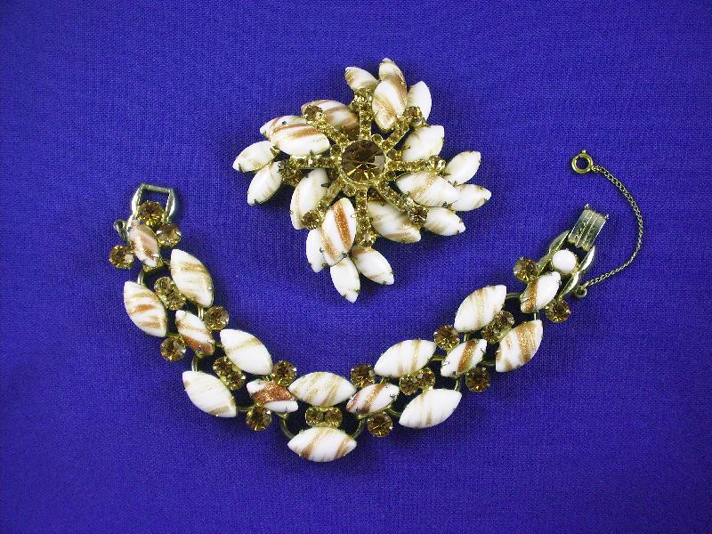 Front view of White (chalk Or Milk) Cabochons Striped Bracelet 5 Link
