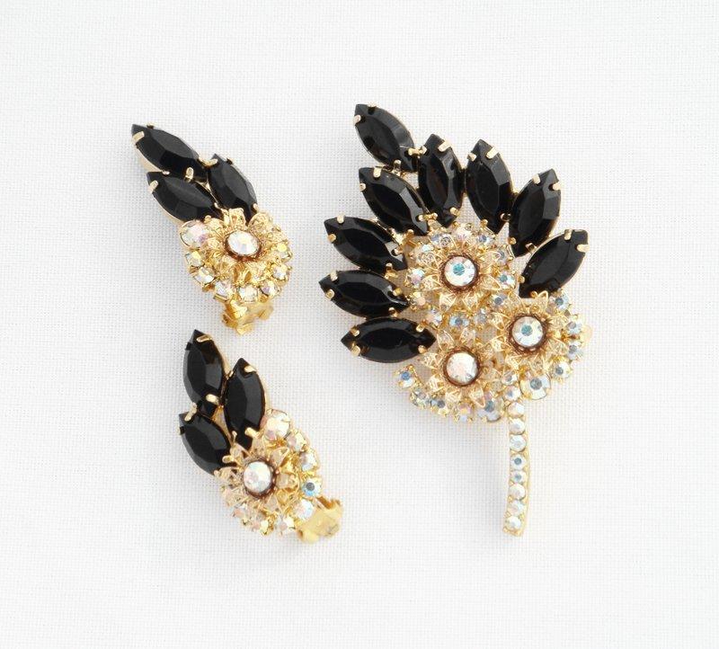 Front view of Black (jet) Navettes Earrings Clip