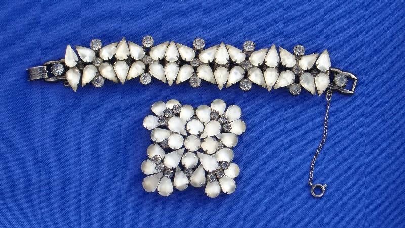 Front view of White (chalk Or Milk) Pear Frosted Bracelet 5 Link