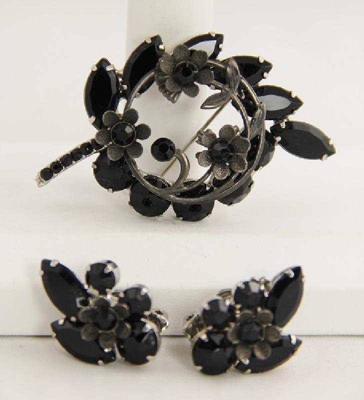 Front view of Black (jet) Navettes Earrings Clip