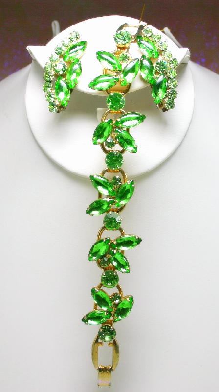 Front view of Green Navettes Earrings Clip