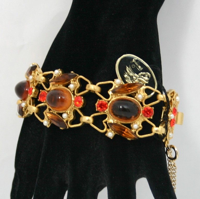 Front view of Topaz Cabochons Bracelet Flat Push In