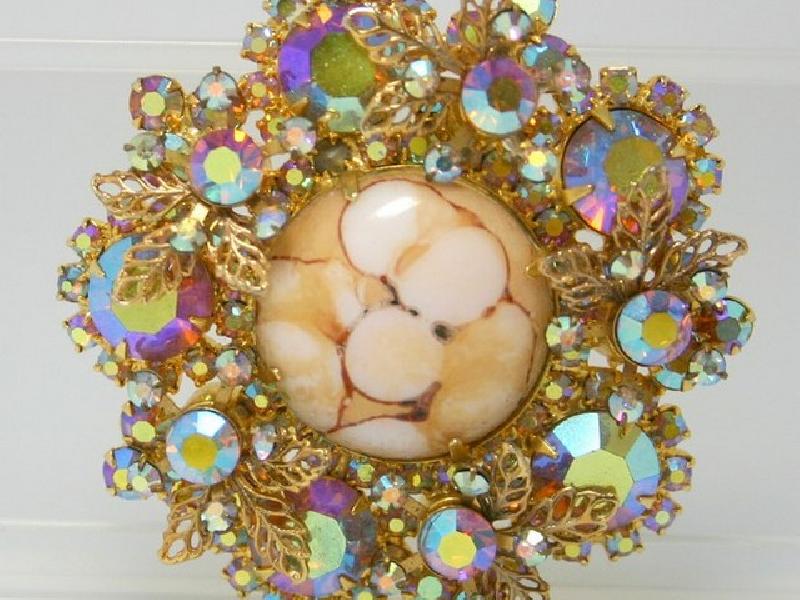 Front view of AB Cabochons Spotted Pin Pendant