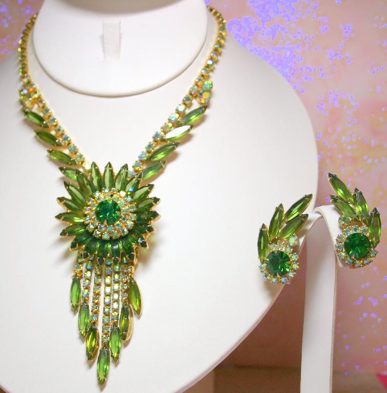 Front view of Green Navettes Earrings Clip