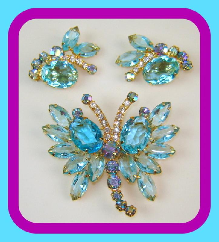 Front view of Turquoise Oval Brooch