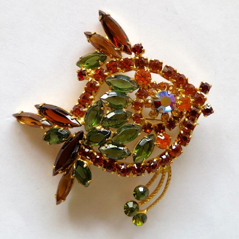 Front view of Navettes Brooch
