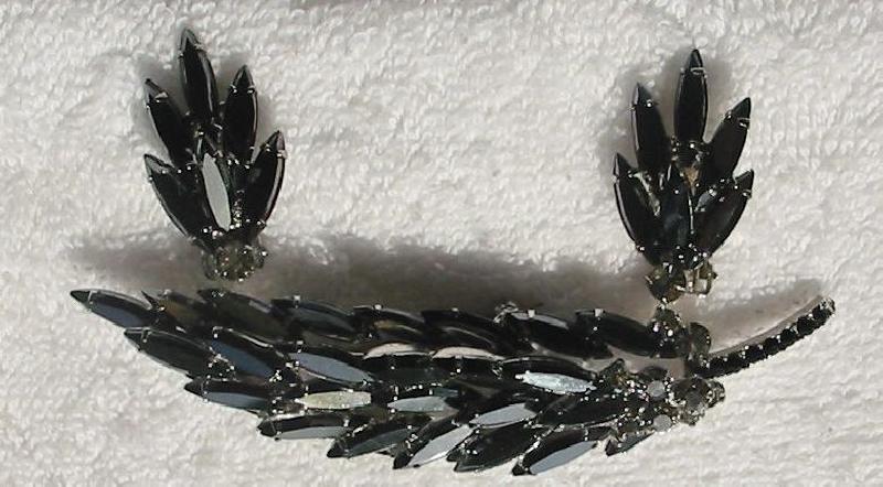 Front view of Hematite Navettes Earrings Clip