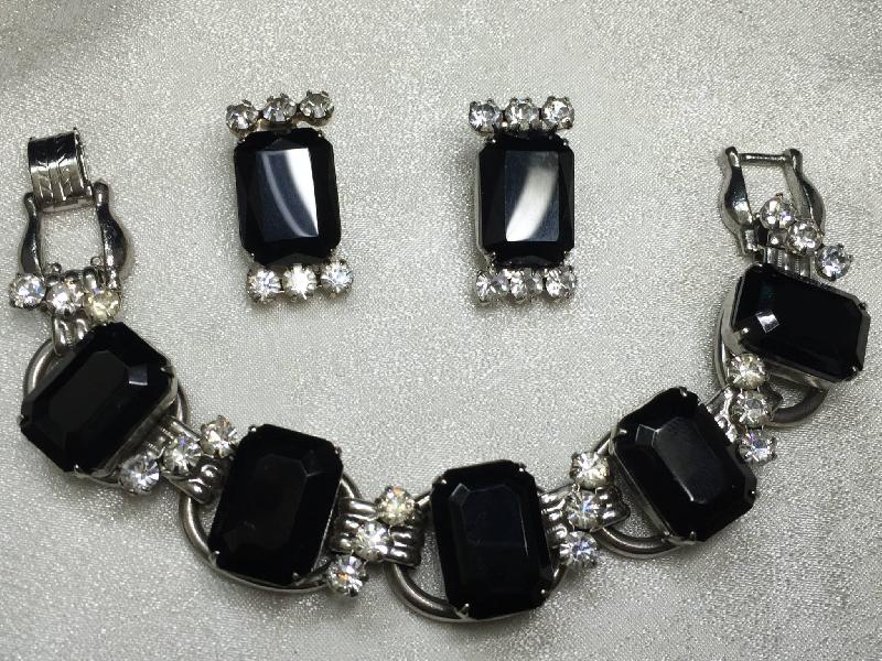 Front view of Black (jet) Emerald Cut Bracelet 5 Link