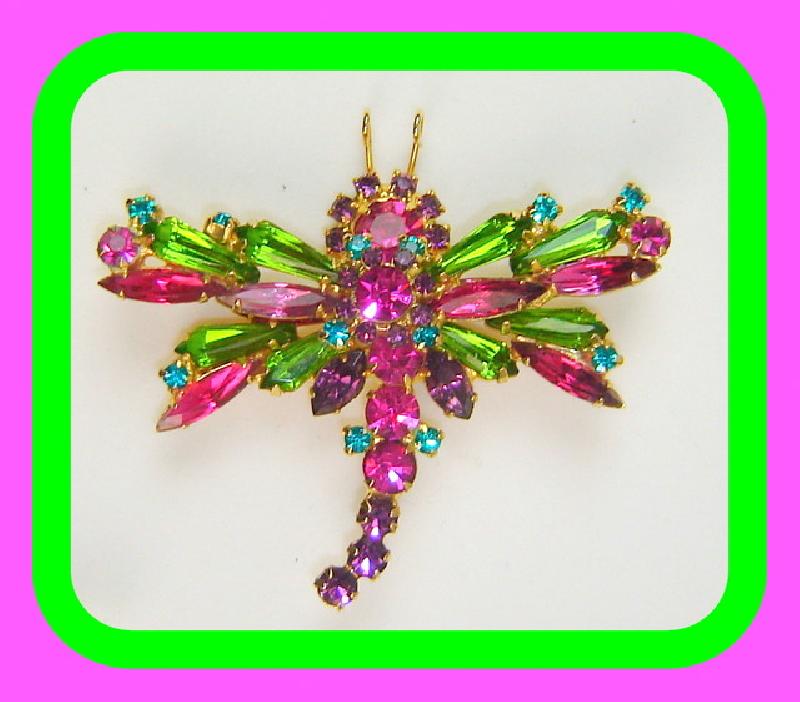 Front view of Pink Spear Brooch