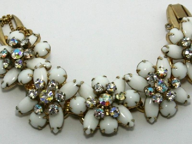 Front view of White (chalk Or Milk) Navettes Bracelet 5 Link