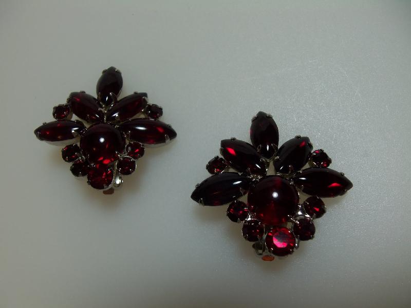 Front view of Red Cabochons Earrings Clip