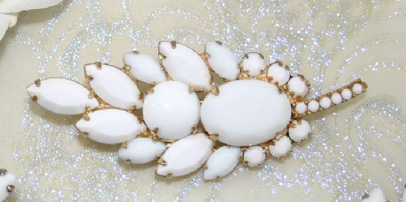 Front view of White (chalk Or Milk) Oval Brooch