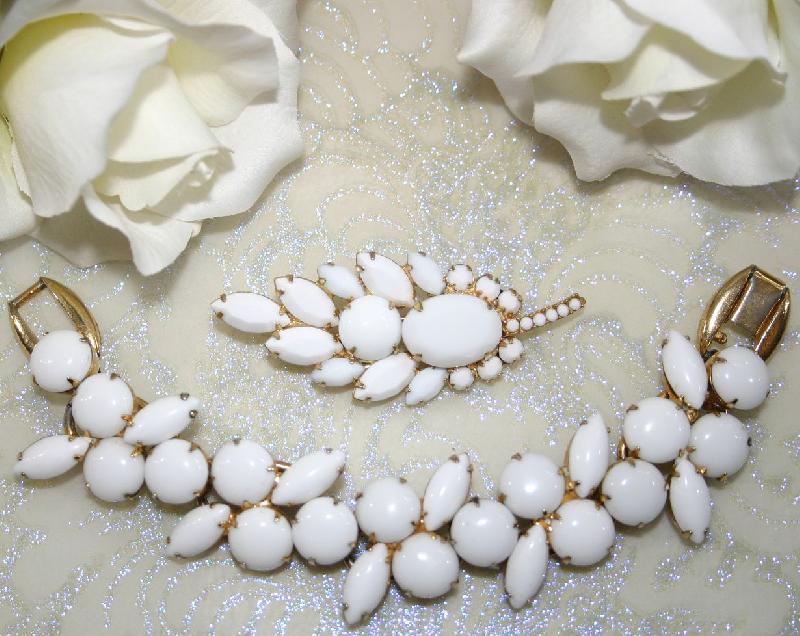 Front view of White (chalk Or Milk) Navettes Bracelet 5 Link