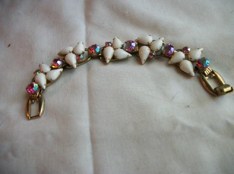 Front view of White (chalk Or Milk) Pear Bracelet 5 Link