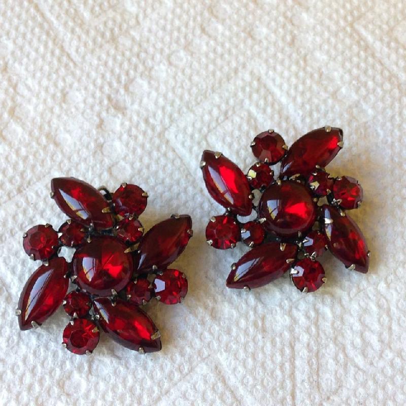 Front view of Red Cabochons Earrings Clip
