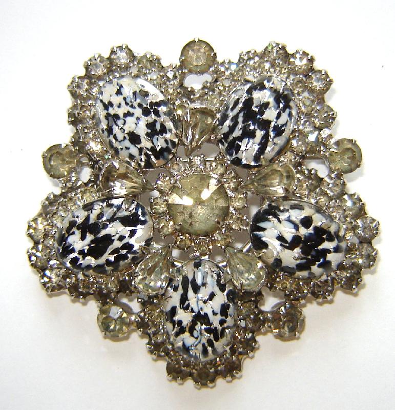 Front view of Gray (black Diamond) Cabochons Spotted Brooch
