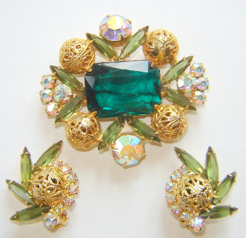 Front view of Green Navettes Earrings Clip