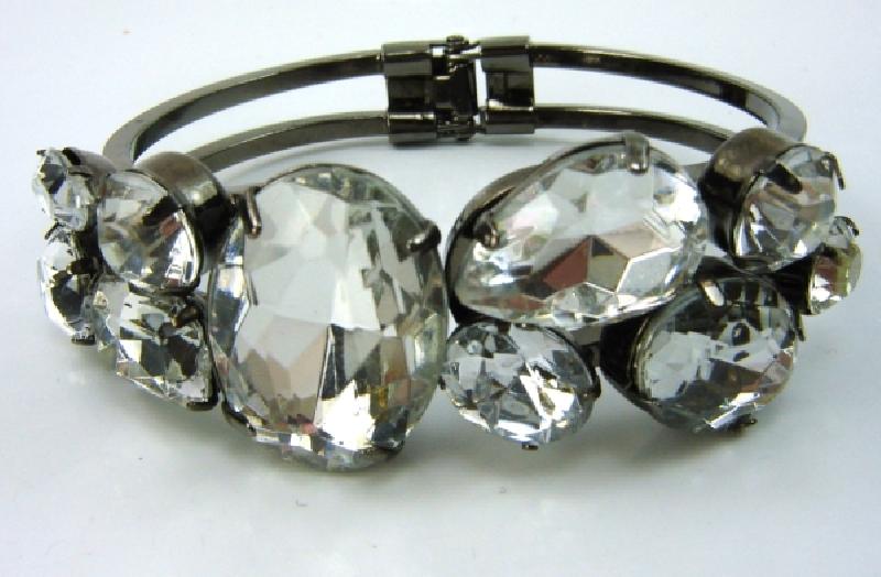 Front view of Clear Oval Plastic Bracelet Clamper