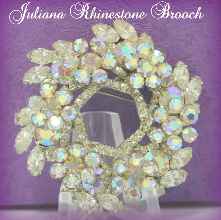 Front view of Navettes Brooch