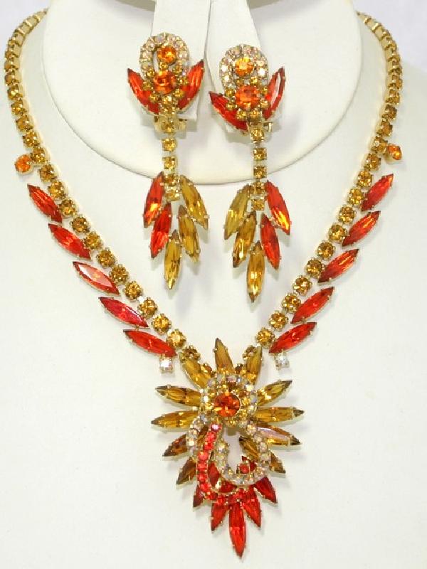Front view of Navettes Necklace