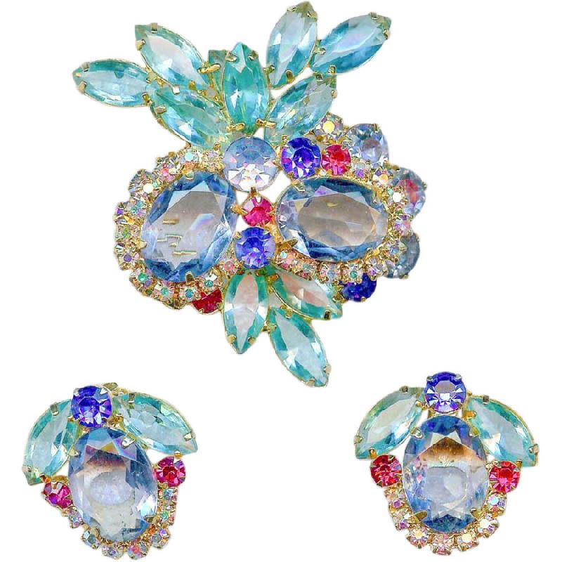 Front view of Blue Oval Brooch