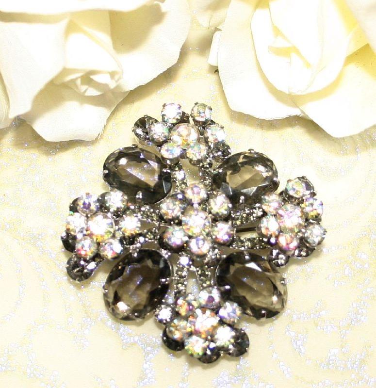 Front view of Gray (black Diamond) Oval Brooch