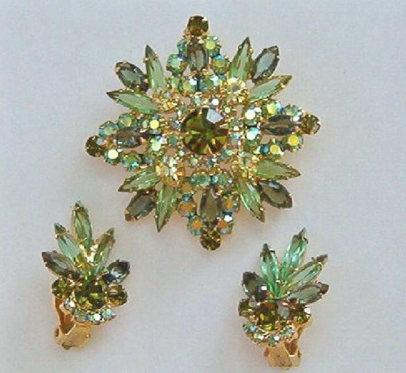 Front view of Green Navettes Earrings Clip