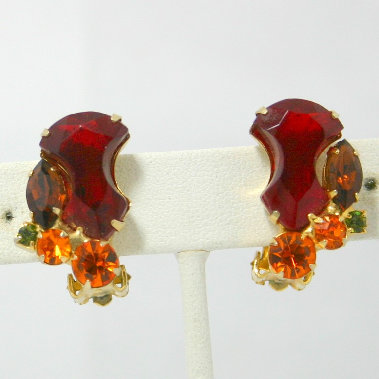 Front view of Red Anchor Earrings Clip