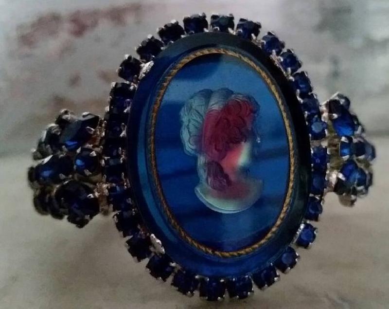 Front view of Blue Oval Bracelet Clamper