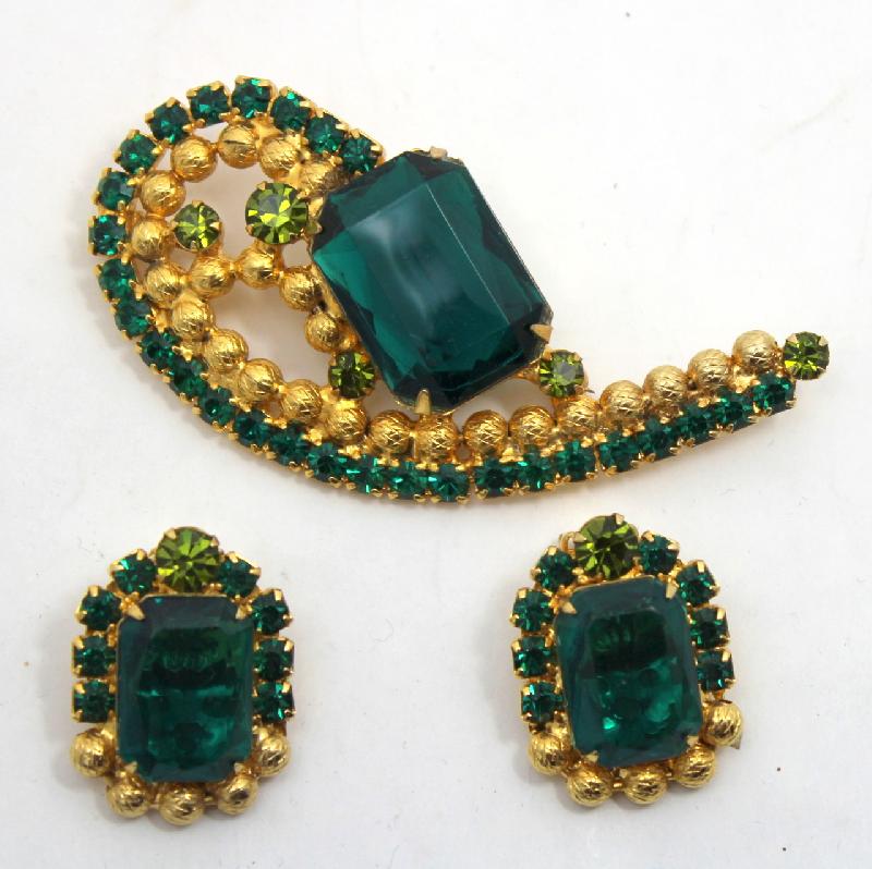 Front view of Green Emerald Cut Brooch