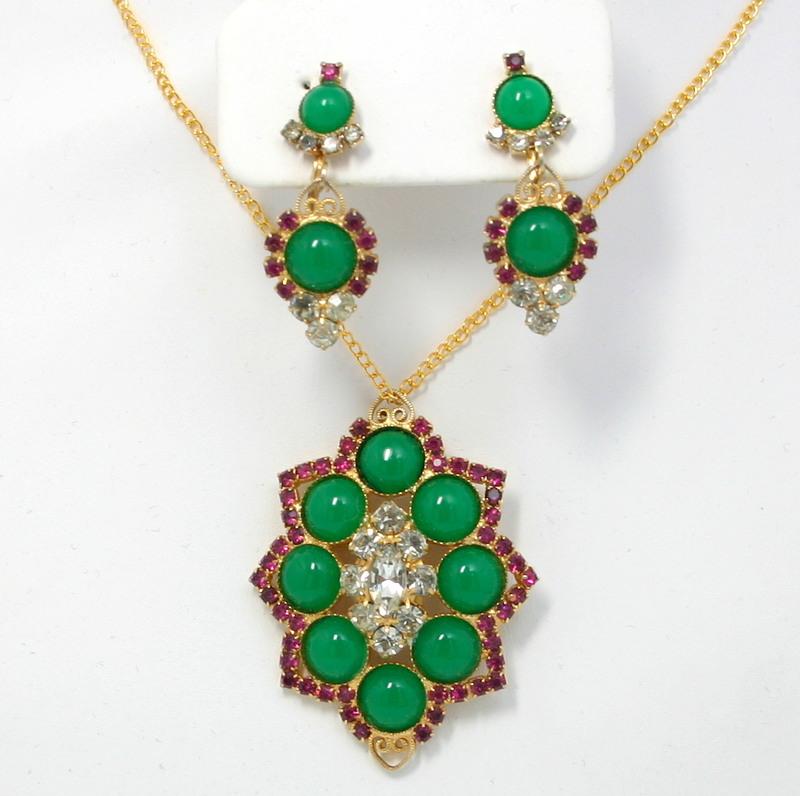 Front view of Green Cabochons Pendant
