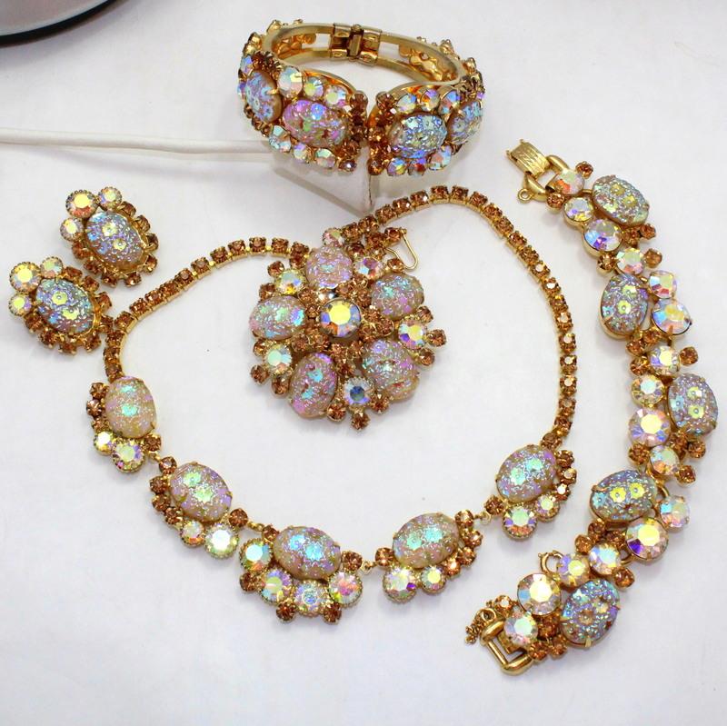 Front view of Topaz Cabochons Molded/Cut Bracelet 5 Link