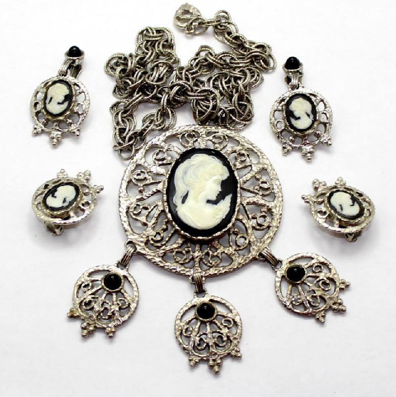 Front view of Black (jet) Cabochons Earrings Clip