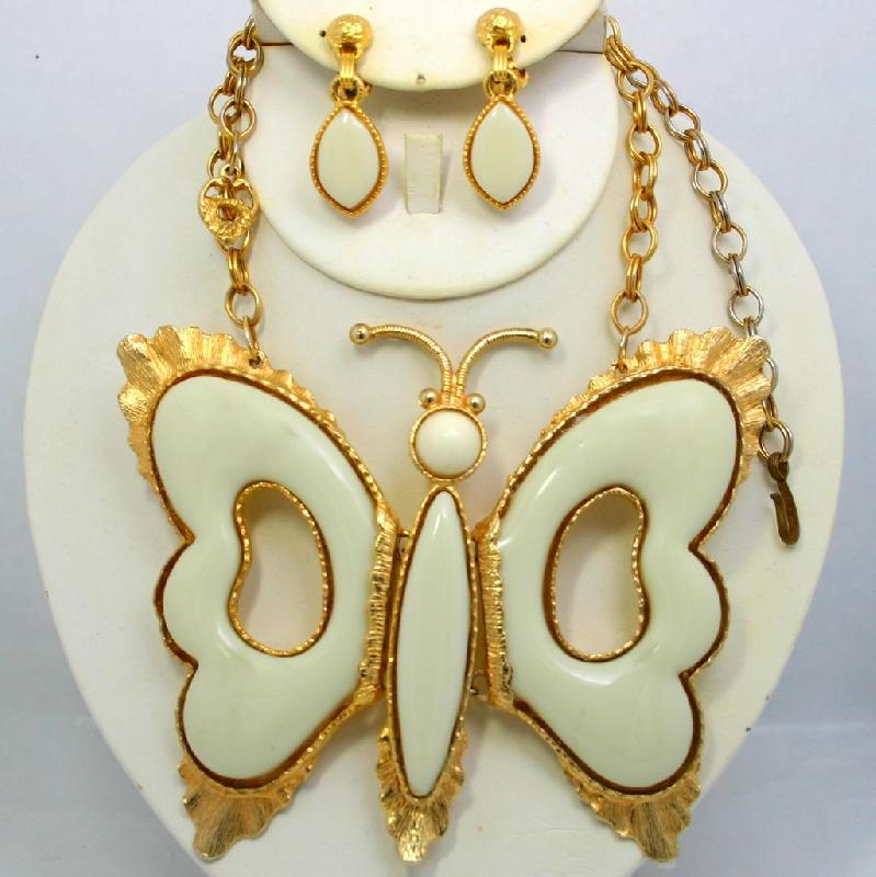 Front view of Cabochons Plastic Pendant