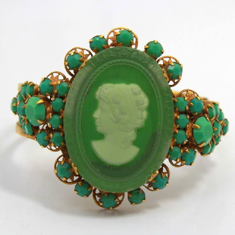 Front view of Green Oval Bracelet Clamper