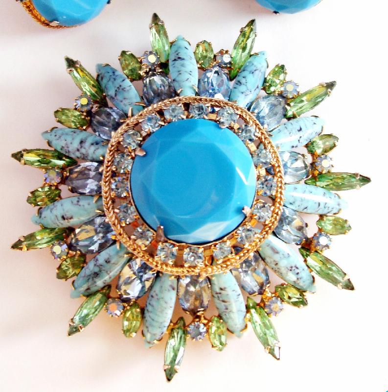 Front view of Turquoise Dentelle Spotted Brooch