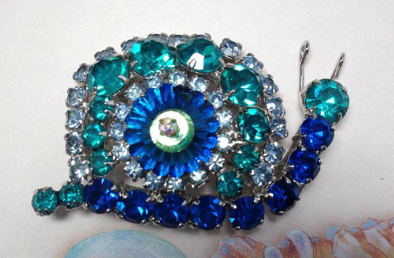 Front view of Blue Chatons Only Rivoli/Margarita Brooch