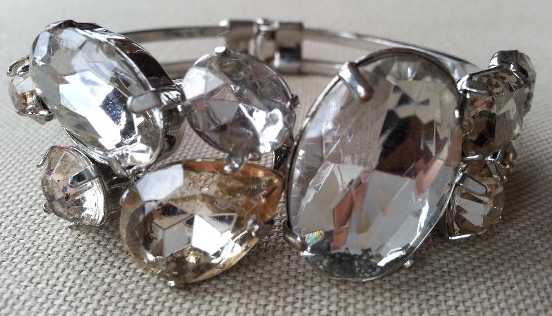Front view of Clear Oval Bracelet Clamper