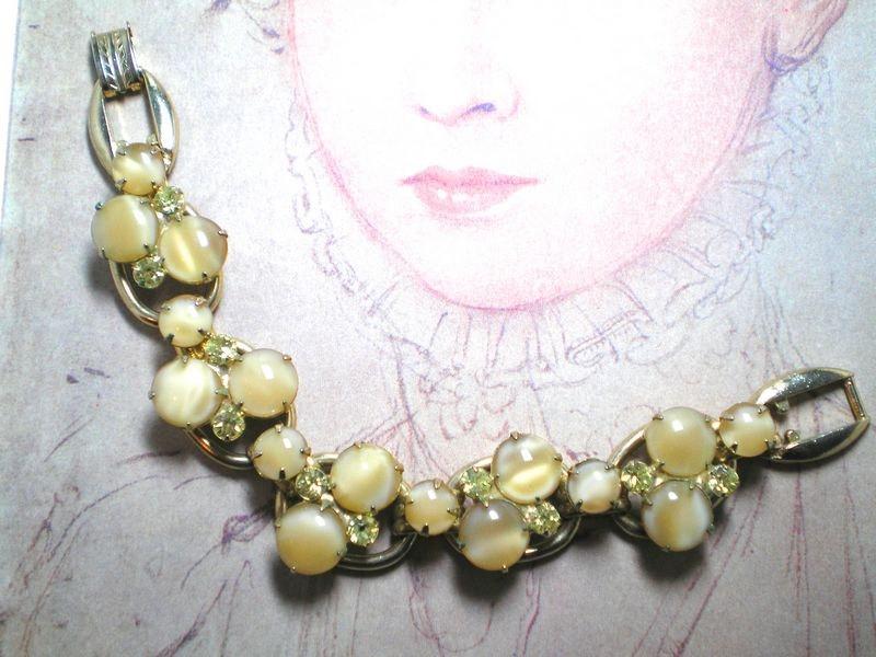 Front view of Yellow Cabochons Bracelet 5 Link