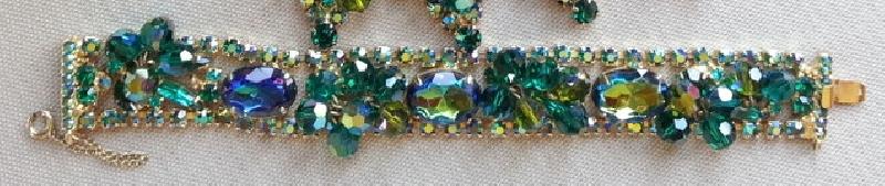 Front view of Green Oval Multi-Color/Shaded Bracelet Flat Push In