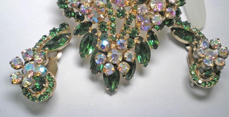 Front view of Green Navettes Earrings Clip