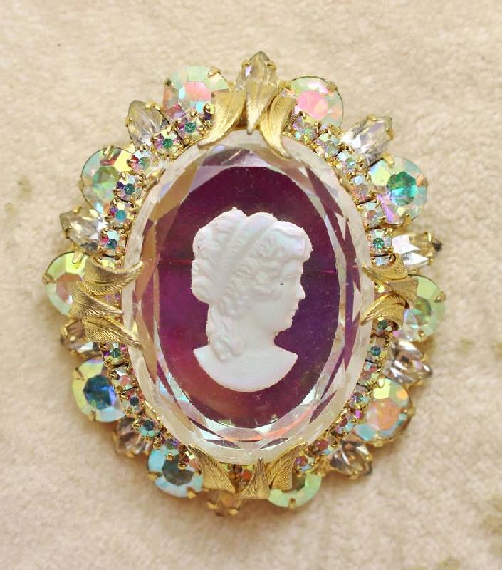 Front view of Clear Cabochons Pin Pendant