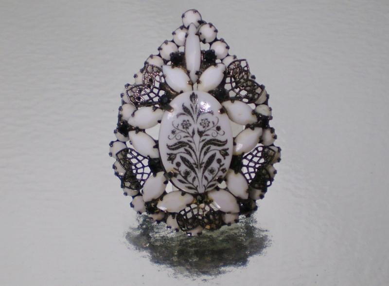 Front view of White (chalk Or Milk) Oval Painted (hand/Transfer) Pin Pendant