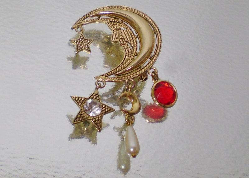 Front view of Chatons Only Pearl Brooch