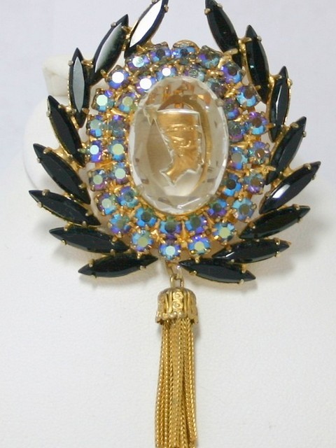Front view of Black (jet) Oval Molded/Cut Pin Pendant