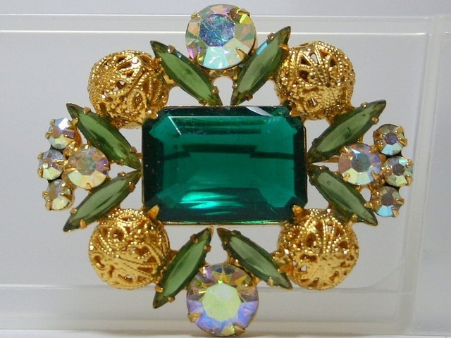 Front view of Green Emerald Cut Brooch
